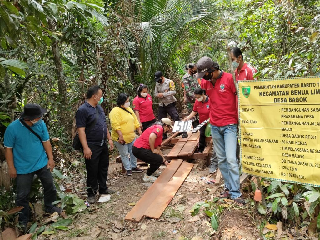 CEK LAPANGAN- Pelaksana Tugas (Plt) Camat Benua Lima Simon Stevins Octavianus, S.STP (baju  hitam) saat meninjau lokasi pembangunan Jalan Usaha Tani Ungang dan Titian Usaha Tani Mauji di Desa Bagok Kecamatan Benua Lima baru-baru ini.