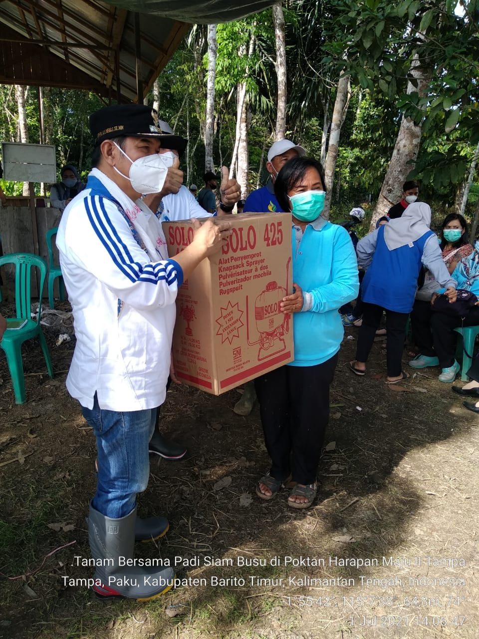 TURUN KE SAWAH, BUPATI SUMBANG ALAT PERTANIAN