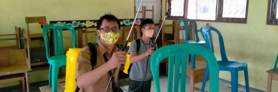 DUKUNG PELAKSANAAN PTM, SATGAS COVID-19 KELURAHAN TANIRAN LAKUKAN PENYEMPROTAN DISINFEKTAN DI SEKOLAH