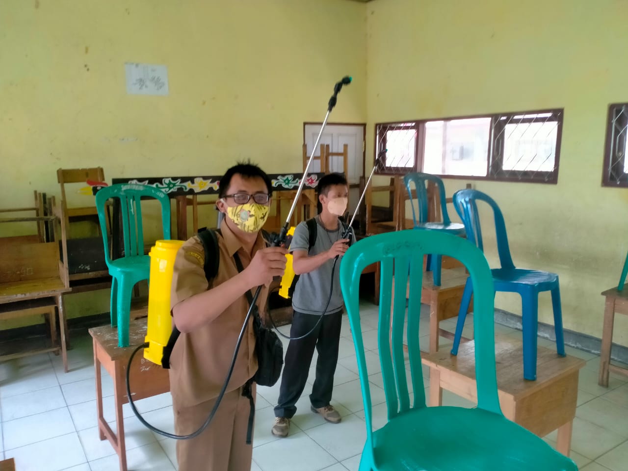 DUKUNG PELAKSANAAN PTM, SATGAS COVID-19 KELURAHAN TANIRAN LAKUKAN PENYEMPROTAN DISINFEKTAN DI SEKOLAH