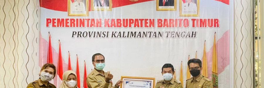 BUPATI BARTIM TERIMA PENGHARGAAN DARI PERWAKILAN BKKBN PROVINSI, ATAS DUKUNGANNYA PENCAPAIAN 100 PERSEN PK-21