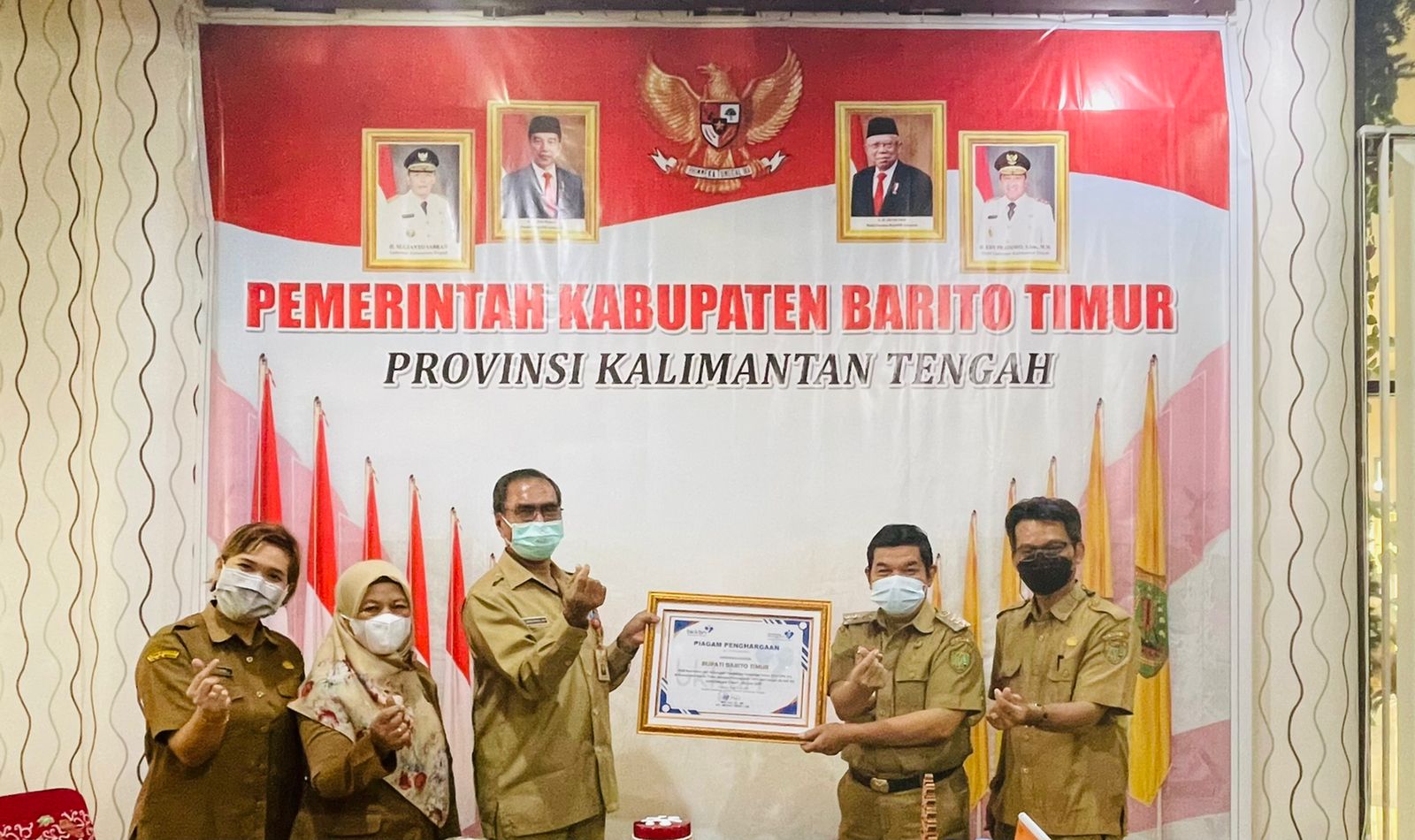 BUPATI BARTIM TERIMA PENGHARGAAN DARI PERWAKILAN BKKBN PROVINSI, ATAS DUKUNGANNYA PENCAPAIAN 100 PERSEN PK-21