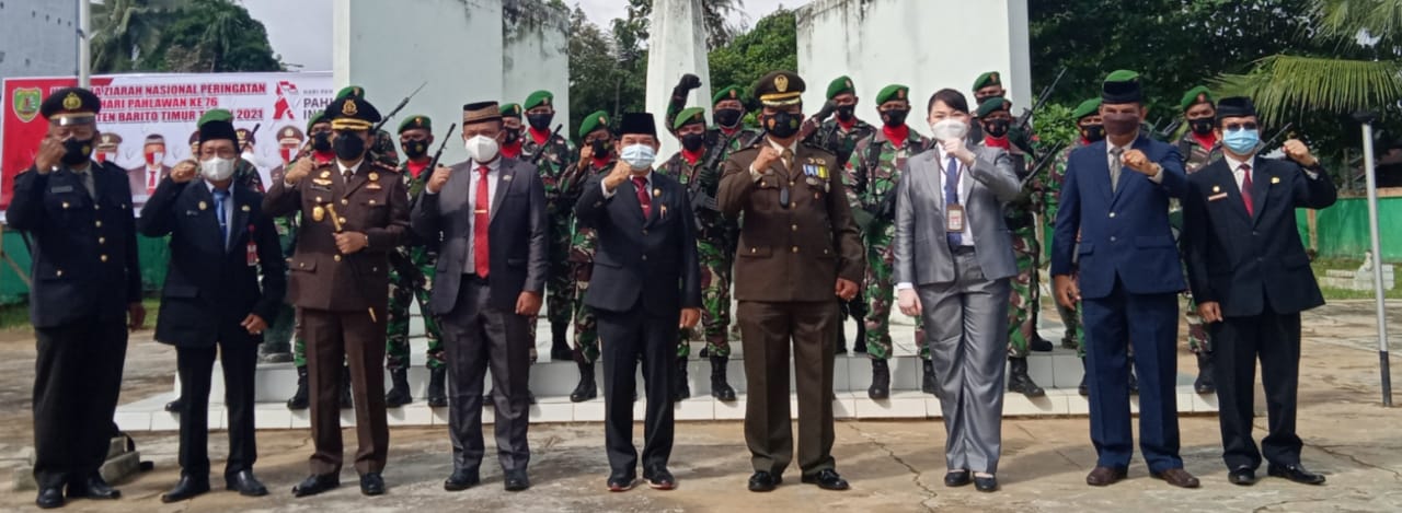 ZIARAH KE MAKAM PAHLAWAN, BUPATI BARTIM AJAK GENERASI PENERUS ISI KEMERDEKAAN DENGAN BAIK