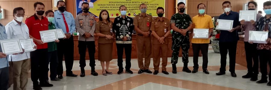 BADAN KESBANGPOL SERAHKAN BANTUAN KEUANGAN KEPADA SEMBILAN PARPOL DI BARTIM