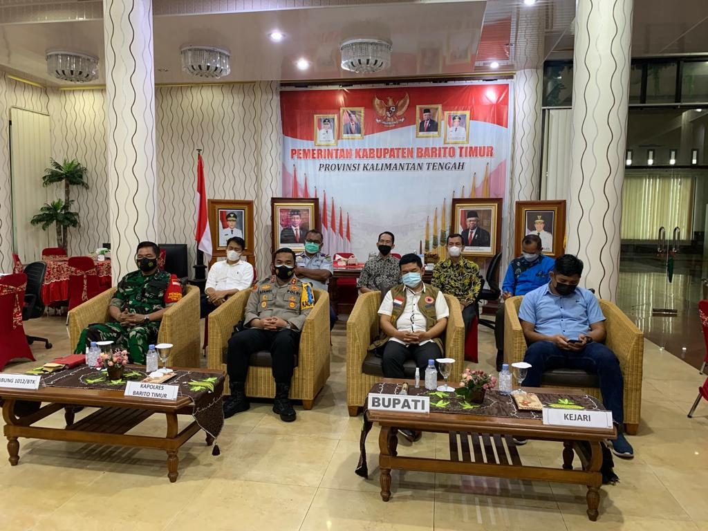 RAPAT -Bupati Ampera AY Mebas dan Forkopimda Kabupaten Barito Timur  mengikuti Rakor Penanggulangan Banjir di Kalimantan Tengah secara virtual dengan BNPB di Rumah Jabatan Bupati Barito Timur, baru-baru ini.