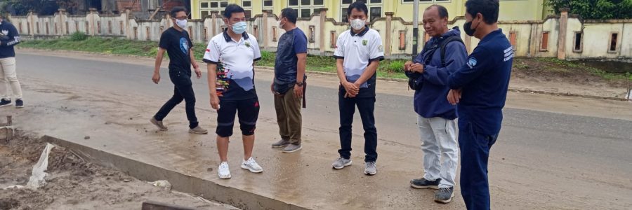 PASTIKAN SELESAI TEPAT WAKTU, BUPATI BARTIM TINJAU PROYEK PELEBARAN JALAN NANSARUNAI