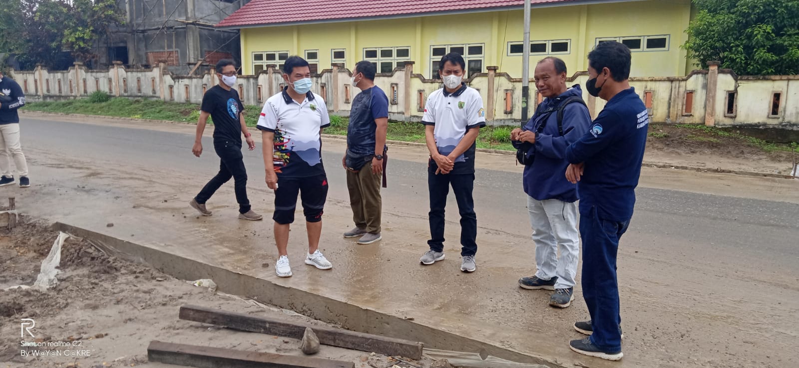 PASTIKAN SELESAI TEPAT WAKTU, BUPATI BARTIM TINJAU PROYEK PELEBARAN JALAN NANSARUNAI