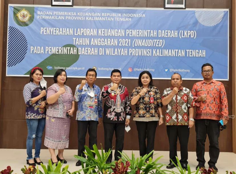 BUPATI BARTIM SERAHKAN LKPD TAHUN ANGGARAN 2021 KE BPK PERWAKILAN PROVINSI KALTENG TEPAT WAKTU