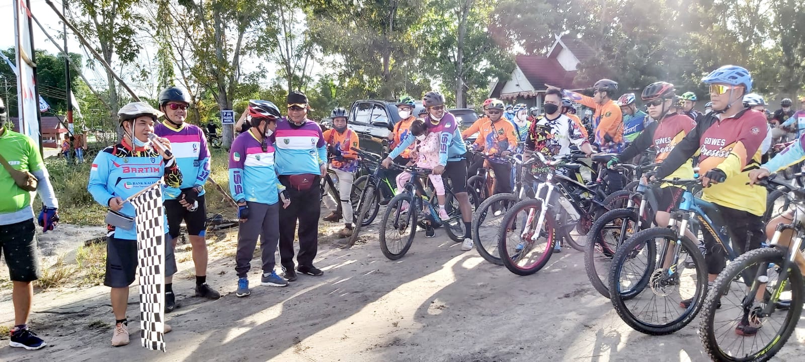 LEPAS PESERTA GOWES BERSAMA, BUPATI BARTIM AJAK MASYARAKAT JAGA KESEHATAN