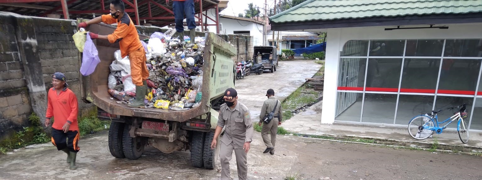 DLH & SATPOL PP BERSIHKAN SAMPAH DI DEPAN PASAR TOMENGGOENG DJAJA KARTI