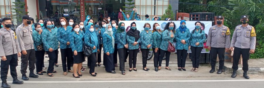 RAYAKAN HARI KARTINI, TP-PKK BARTIM BAGIKAN TAKJIL