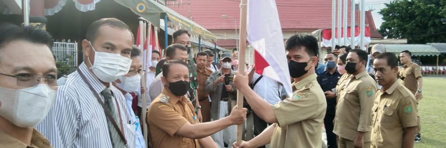 WAKIL BUPATI BARTIM TURUN KE JALAN, BAGIKAN BENDERA GRATIS, SUKSESKAN GERAKAN PEMBAGIAN 10 JUTA BENDERA MERAH PUTIH