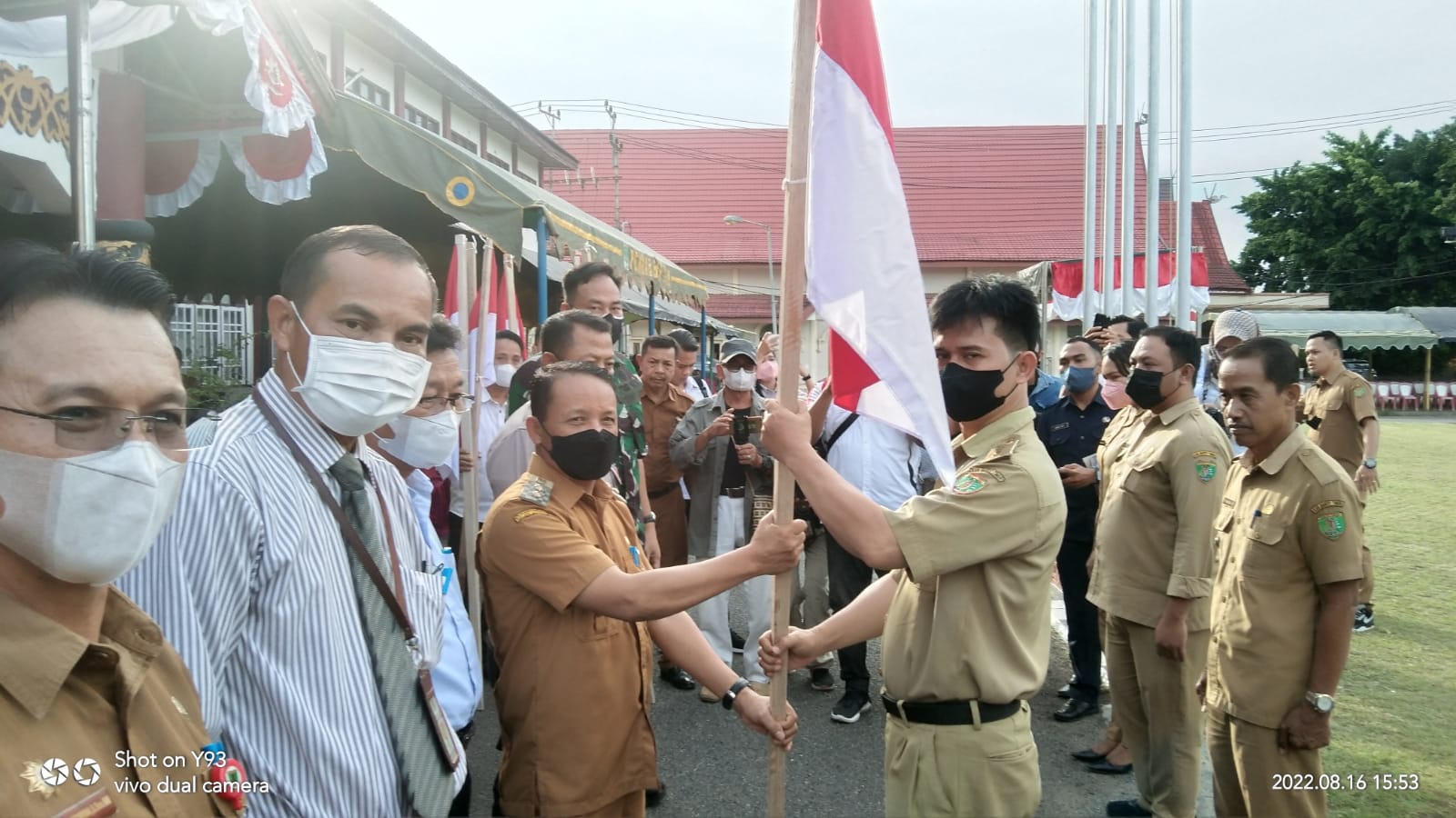 WAKIL BUPATI BARTIM TURUN KE JALAN, BAGIKAN BENDERA GRATIS, SUKSESKAN GERAKAN PEMBAGIAN 10 JUTA BENDERA MERAH PUTIH