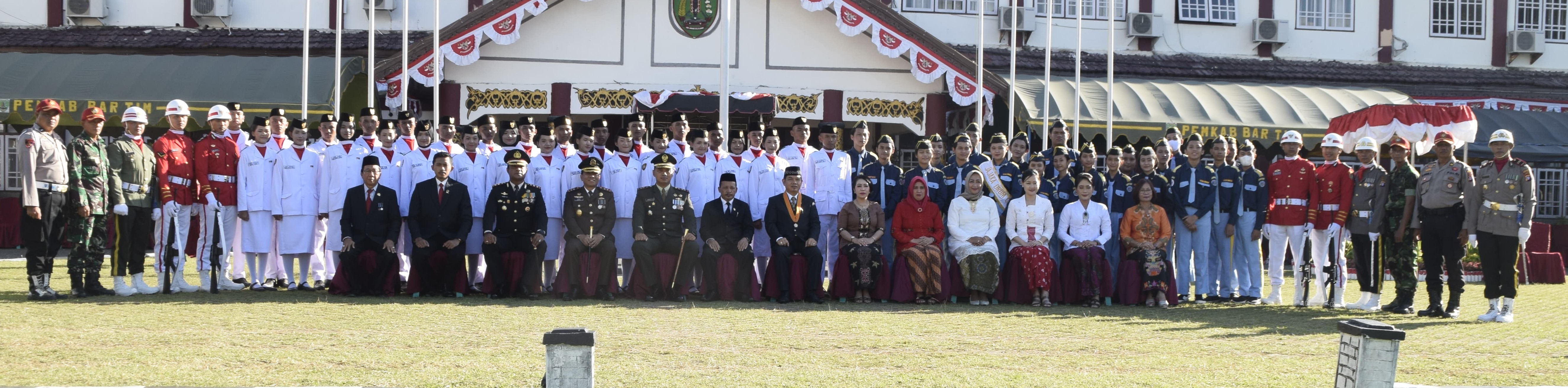 UPACARA PENURUNAN BENDERA MERAH PUTIH SUKSES