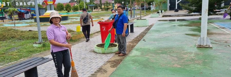 Disbudparpora Gotong Royong Bersihkan Area Basar Mini UMKM di Tamiang Layang