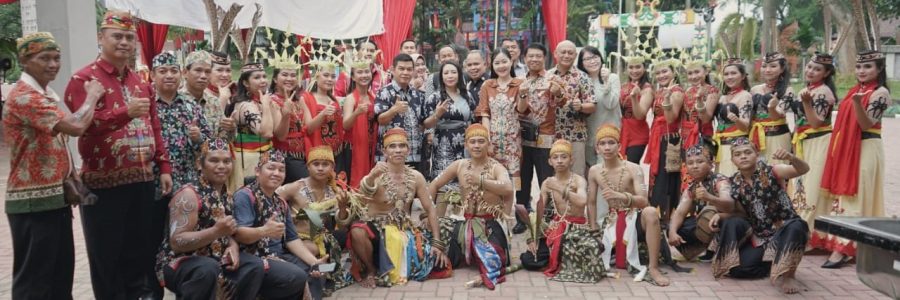 GUNCANG TMII JAKARTA, PENAMPILAN TIM TARI BARITO TIMUR SUNGGUH MEMUKAU