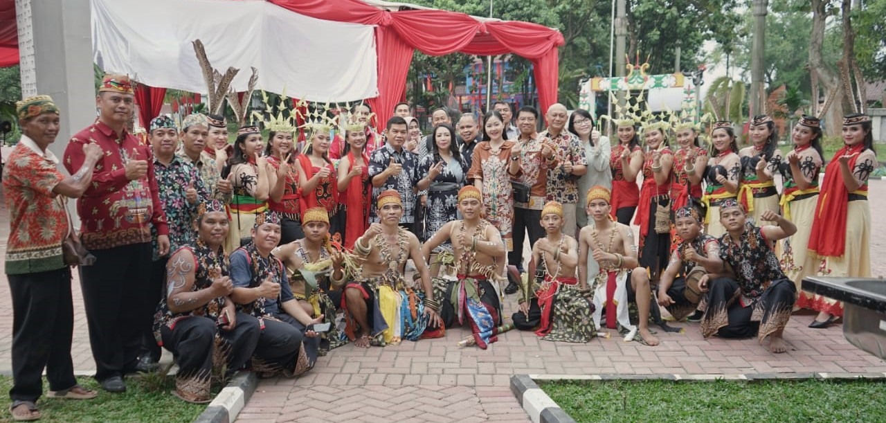 GUNCANG TMII JAKARTA, PENAMPILAN TIM TARI BARITO TIMUR SUNGGUH MEMUKAU