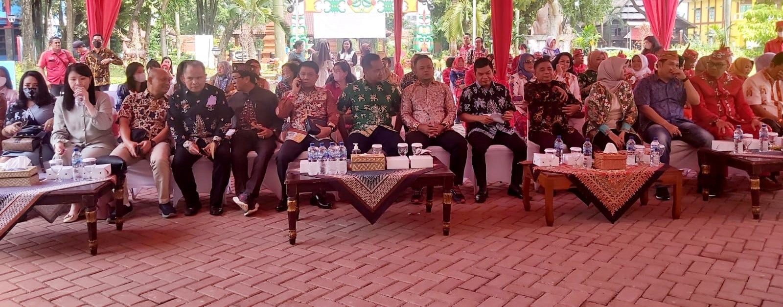 BUPATI BARTIM  HADIRI PAGELARAN ATRAKSI BUDAYA DI TMII JAKARTA