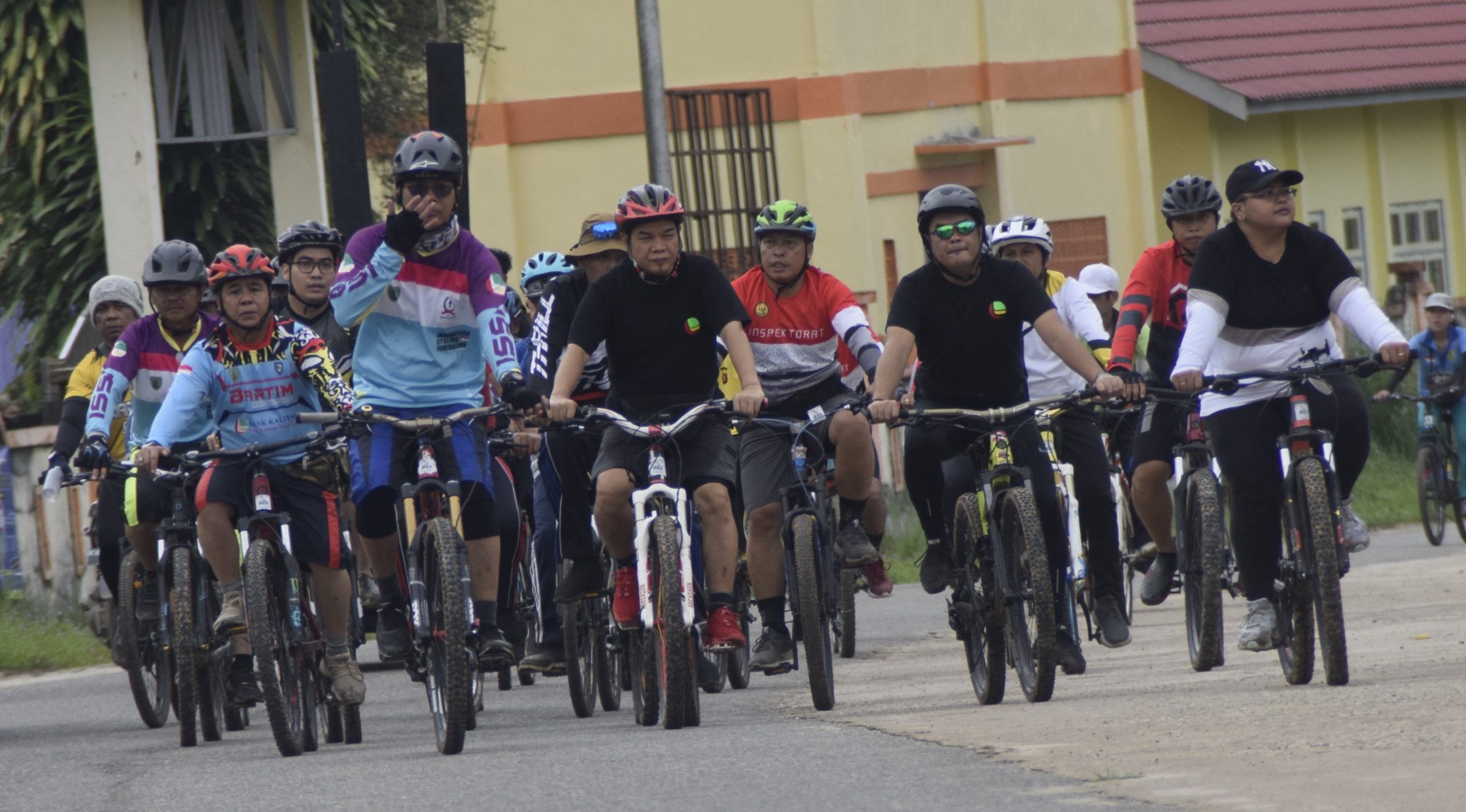 BONUS PEMERIKSAAN TEKANAN DARAH & GULA DARAH, GOWES BERSAMA BUPATI BARTIM BERTABUR HADIAH