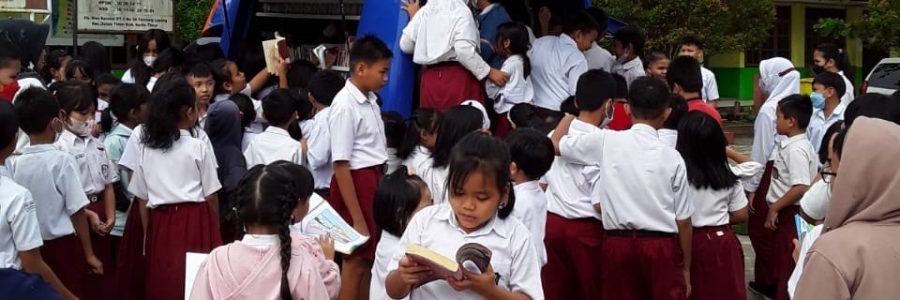 MURID SDN 1 TAMIANG LAYANG SERBU MOBIL PERPUSTAKAAN KELILING DPK BARTIM