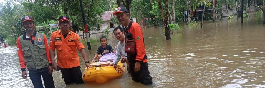 BPBD & Damkar Salurkan Bantuan untuk Warga Desa Haringen yang Terdampak Banjir